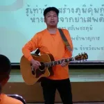 น้ำตาอาบแก้ม